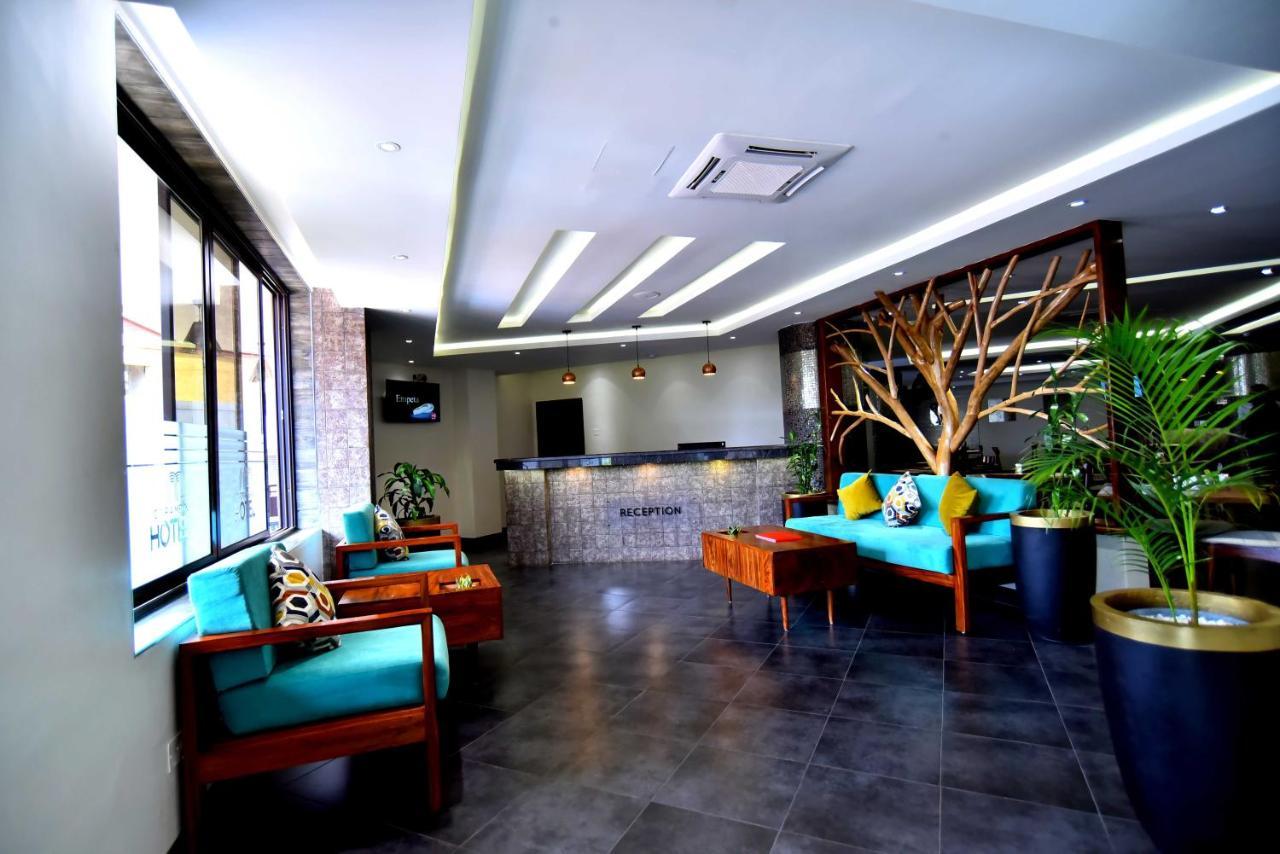 Victoria Mews Hotel 坎帕拉 外观 照片